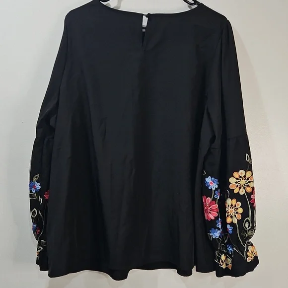SHEIN Black Top with Multicolor Floral Sleeves - Picture 3 of 8